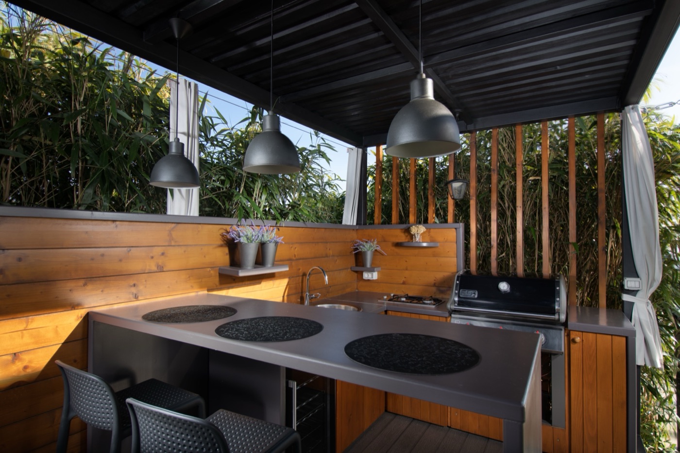 Alfresco outdoor kitchen with a gas cooktop at an Iluka home Alfresco outdoor kitchen with a gas cooktop at an Iluka home
